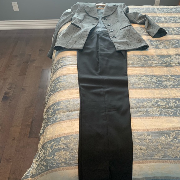 Gray and black suite - Picture 5 of 5